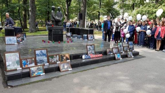 День солидарности в борьбе с терроризмом липчане отметили у памятника погибшим детям — Изображение 1